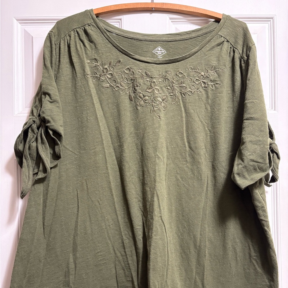 St. John’s Bay 3X Women's Olive Green Tee Embroidered Front Open Slit Arms